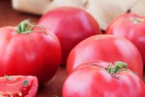Opis odmiany pomidora Vermilion, jej właściwości i plonu