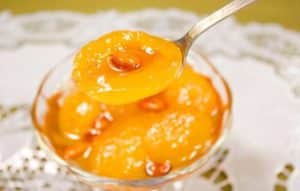 Recipe para sa paggawa ng aprikot na jam na may mga almendras para sa taglamig