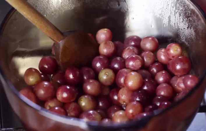 druiven in een pan