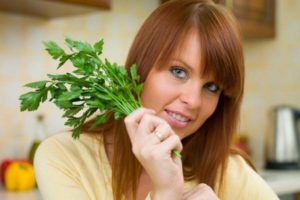 Lợi ích và tác hại của mùi tây trong thời kỳ đầu và cuối thai kỳ
