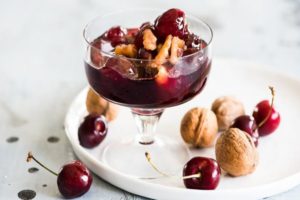 Una ricetta semplice per preparare la marmellata di ciliegie per l'inverno