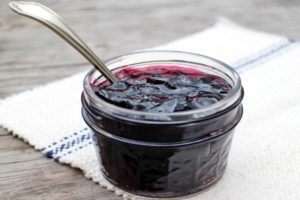 Een eenvoudig recept voor het maken van heerlijke irgi-jam voor de winter