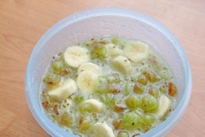 Una receta sencilla de mermelada de plátano y grosella para el invierno.