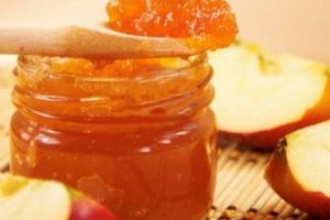 Una receta simple de mermelada de manzana en una olla de cocción lenta para el invierno.