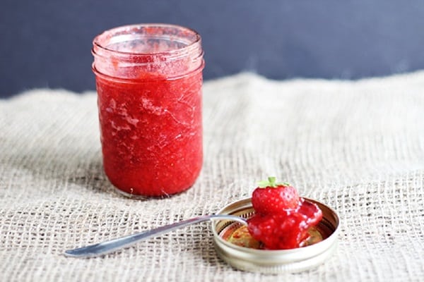 Erdbeermarmelade in einem Glas