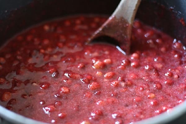 marmelade med jordbær i en langsom komfur