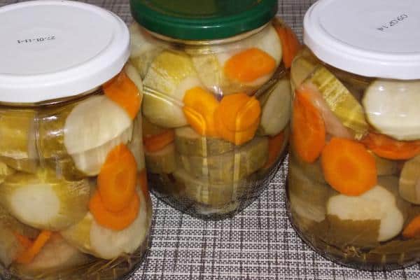 gurkor med morötter och lök för vintern