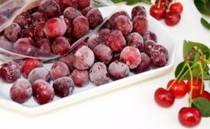 Cómo congelar adecuadamente las cerezas en el refrigerador durante el invierno y es posible