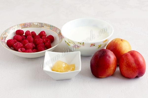 พีชและราสเบอร์รี่บนโต๊ะ