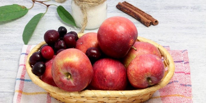 ผลไม้แช่อิ่มเชอร์รี่และแอปเปิ้ล