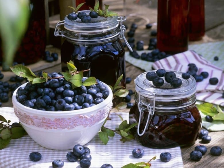 Blueberry jam with mint