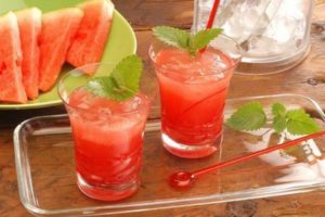 Een eenvoudig recept om thuis watermeloensap voor de winter te maken