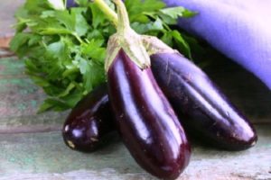 Wat bevat aubergine: chemische samenstelling en voedingswaarde