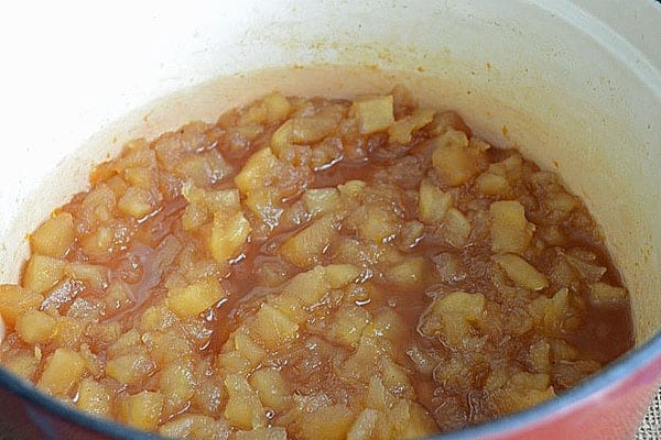 η διαδικασία μαγειρέματος μήλων ranetok
