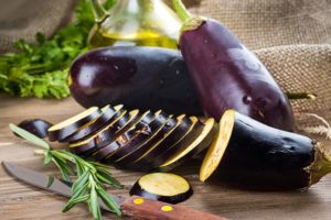 Welke voordelen en schade kunnen aubergines het menselijk lichaam aandoen, contra-indicaties