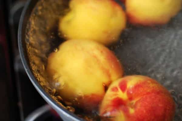 Pfirsiche in einer Schüssel kochen