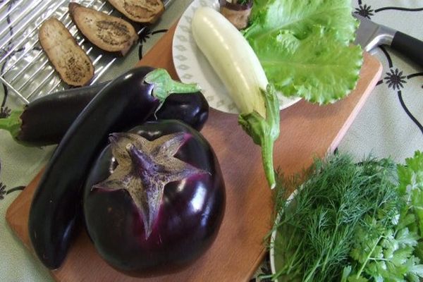 aubergine op tafel