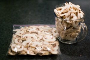 10 suosituinta reseptiä sienten jäädyttämiseksi talveksi kotona jääkaapissa, säilyvyysaika