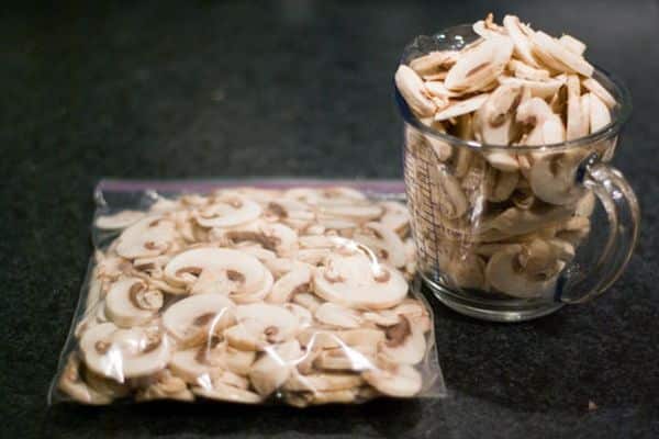 TOP 10 des recettes sur la façon de congeler les champignons pour l'hiver à la maison au réfrigérateur, durée de conservation