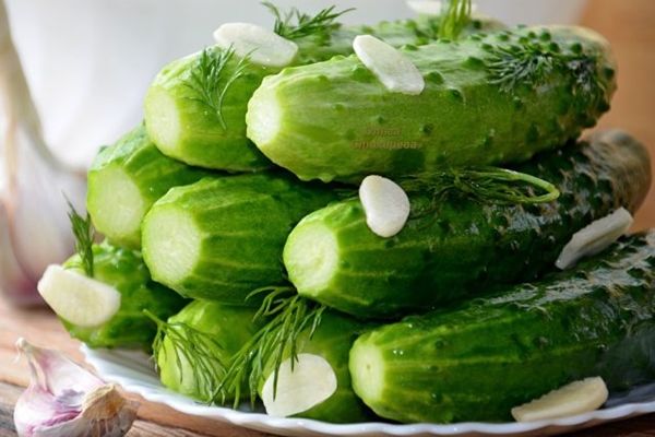 komkommers op een bord