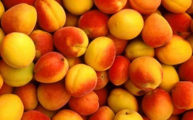 många persikor