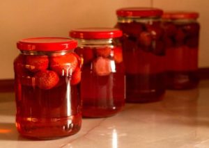 A simple recipe for making strawberry compote for the winter