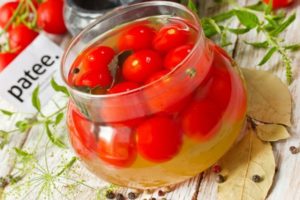 TOP 10 lækre opskrifter på syltede cherrytomater til vinteren, du slikker fingrene