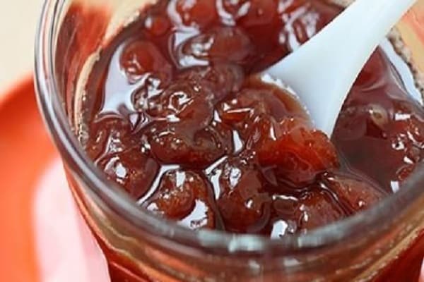 La receta para hacer mermelada de cerezas en casa para el invierno.