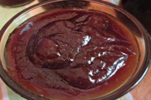 Ang mga simpleng recipe para sa paggawa ng mashed plums para sa taglamig sa bahay