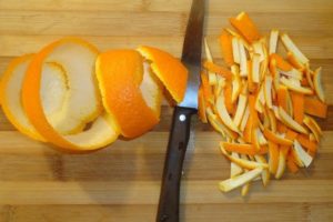 Γρήγορες συνταγές για την παρασκευή ζαχαρωμένων φλούδων πορτοκαλιού στο σπίτι