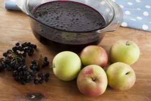 Jednoduchý recept na výrobu ostružinového džemu s jablkami na zimu
