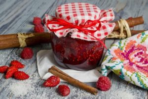 En simpel opskrift på jordbærsyltetøj fem minutter om vinteren