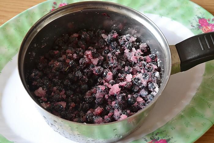 Blueberry jam with apples