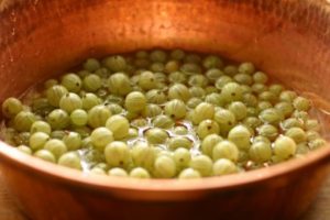 Simple recipes for making gooseberry jelly for the winter