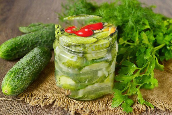 komkommers met kruiden in een pot