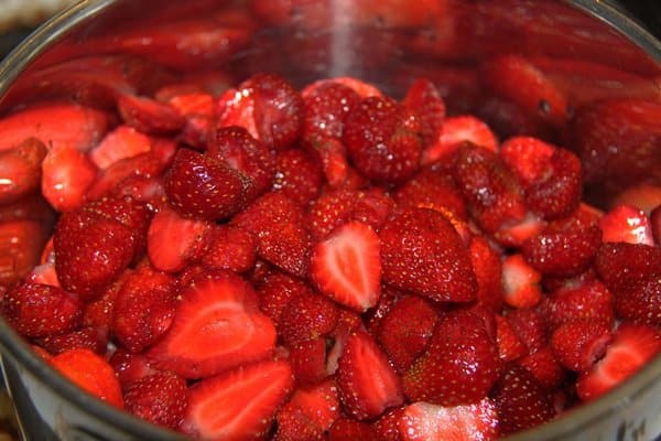 ψιλοκομμένες φράουλες σε μια κατσαρόλα