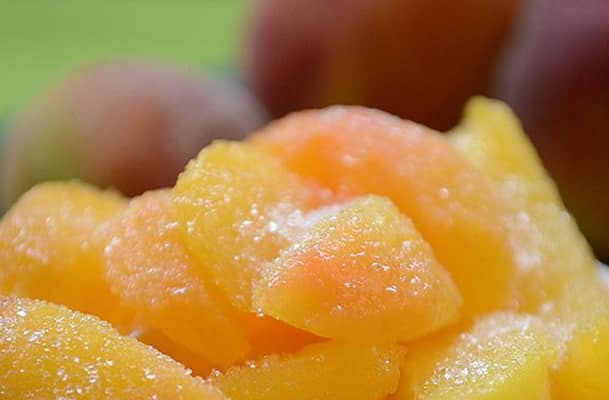 het proces van het invriezen van perziken met suiker