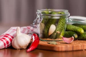 TOP 10 receptov na nakladané uhorky s horčicovými semienkami na zimu so sterilizáciou aj bez nej