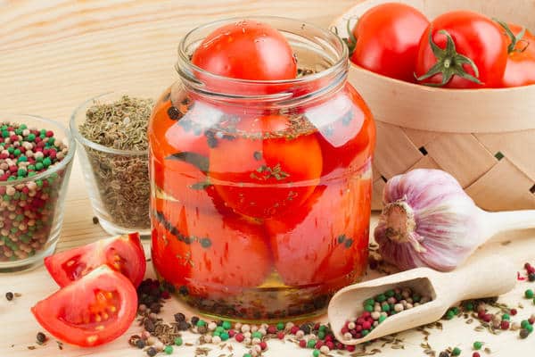 paradajka s korením v pohári