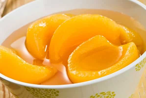persiku sīrupā