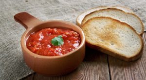 Simple recipes for cooking adjika with apples and tomatoes for the winter