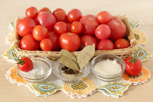 ingrédients pour la cuisson des tomates pour l'hiver