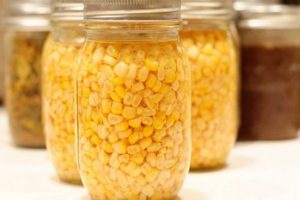 Kuinka säilyttää maissi maissintähkässä ja jyvät kotona talveksi, reseptit steriloinnilla ja ilman