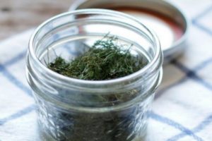 TOP 10 recepten voor het zouten van dille thuis voor de winter in potten, verhoudingen