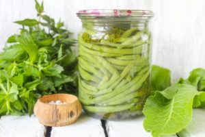 TOP 10 opskrifter til madlavning af aspargesbønner til vinteren, med og uden sterilisering