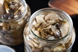 TOP 10 köstliche Rezepte für die Herstellung von eingelegten Austernpilzen für den Winter zu Hause