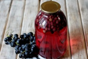 Jednoduché recepty pro výrobu hroznového kompotu na zimu doma na 3-litrové sklenici