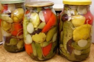 Wie man einen Gemüsegarten in einem Glas mit Tomaten, Kohl, Paprika und Karotten ohne Sterilisation für den Winter kocht