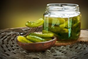 Litre kavanozlarda kışın tatlı ve baharatlı Bulgar salatalıkları için EN İYİ 10 en lezzetli tarif