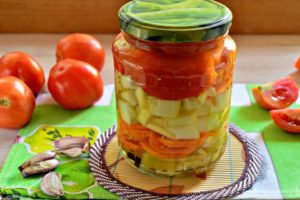 TOP 10 enkle opskrifter til pickling af sød og varm peberfrugter i olie til vinteren, skiver og hele